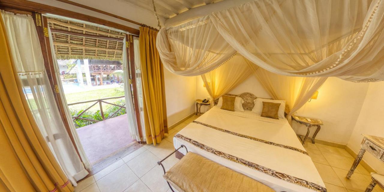 Deluxe Queen Room Pool View